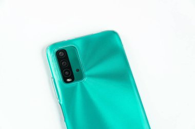 Beyaz arkaplan üzerinde yeni cep telefonu