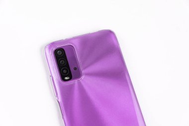 Beyaz arkaplan üzerinde yeni cep telefonu