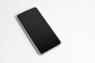 Beyaz arkaplan üzerinde yeni cep telefonu