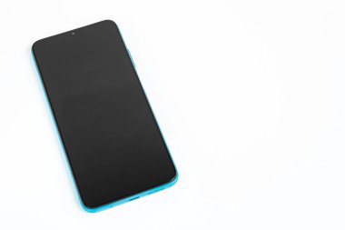 Beyaz arkaplan üzerinde yeni cep telefonu