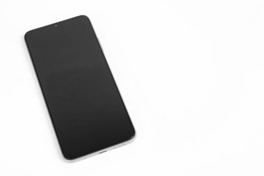 Beyaz arkaplan üzerinde yeni cep telefonu