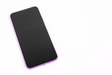 Beyaz arkaplan üzerinde yeni cep telefonu