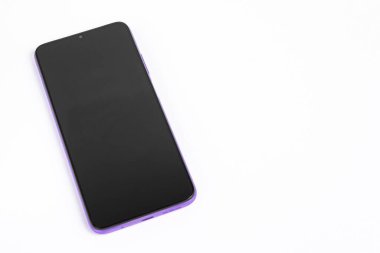 Beyaz arkaplan üzerinde yeni cep telefonu