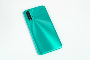 Beyaz arkaplan üzerinde yeni cep telefonu