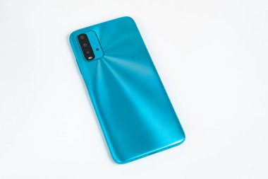 Beyaz arkaplan üzerinde yeni cep telefonu