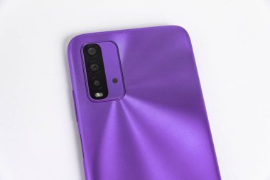 Beyaz arkaplan üzerinde yeni cep telefonu