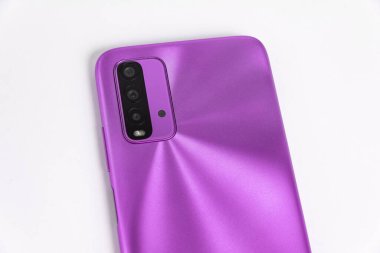 Beyaz arkaplan üzerinde yeni cep telefonu