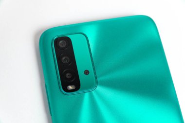 Beyaz arkaplan üzerinde yeni cep telefonu