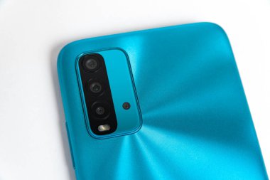 Beyaz arkaplan üzerinde yeni cep telefonu