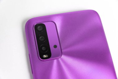 Beyaz arkaplan üzerinde yeni cep telefonu