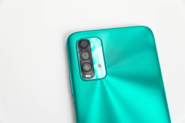 Beyaz arkaplan üzerinde yeni cep telefonu