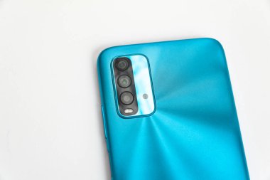 Beyaz arkaplan üzerinde yeni cep telefonu