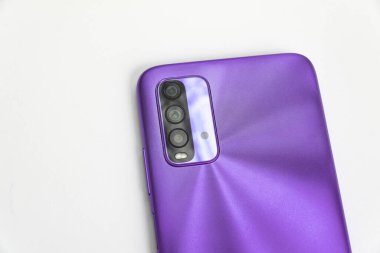 Beyaz arkaplan üzerinde yeni cep telefonu