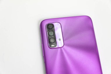 Beyaz arkaplan üzerinde yeni cep telefonu