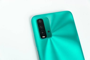 Beyaz arkaplan üzerinde yeni cep telefonu