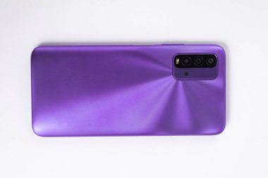 Beyaz arkaplan üzerinde yeni cep telefonu