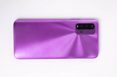Beyaz arkaplan üzerinde yeni cep telefonu