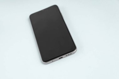 Renkli arkaplan üzerinde yeni cep telefonu