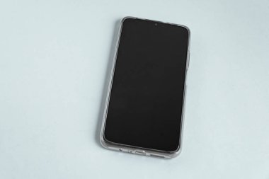 Renkli arkaplan üzerinde yeni cep telefonu