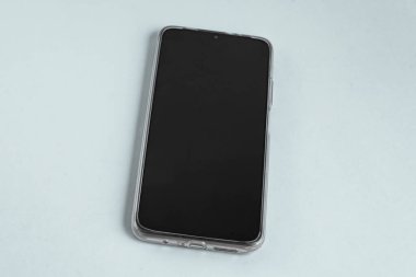 Renkli arkaplan üzerinde yeni cep telefonu