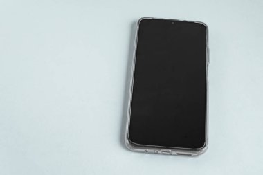 Renkli arkaplan üzerinde yeni cep telefonu