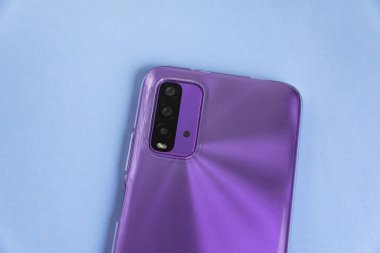 Renkli arkaplan üzerinde yeni cep telefonu