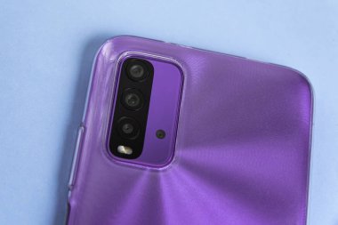 Renkli arkaplan üzerinde yeni cep telefonu
