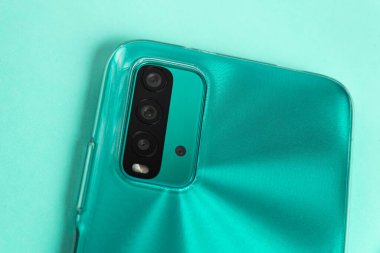 Renkli arkaplan üzerinde yeni cep telefonu