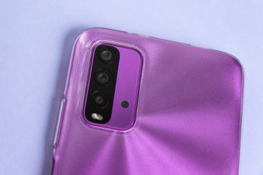 Renkli arkaplan üzerinde yeni cep telefonu