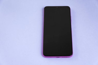 Renkli arkaplan üzerinde yeni cep telefonu