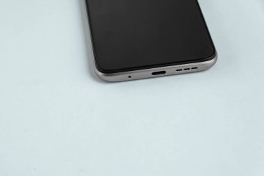 Renkli arkaplan üzerinde yeni cep telefonu