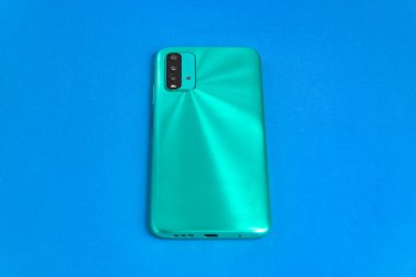 Renkli arkaplan üzerinde yeni cep telefonu