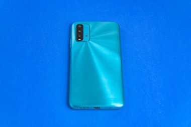 Renkli arkaplan üzerinde yeni cep telefonu