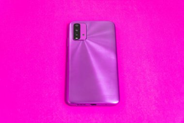 Renkli arkaplan üzerinde yeni cep telefonu