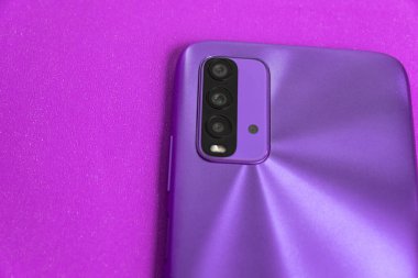 Renkli arkaplan üzerinde yeni cep telefonu