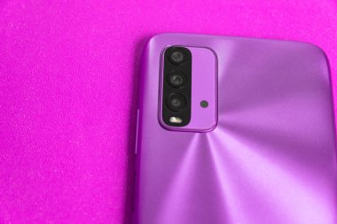 Renkli arkaplan üzerinde yeni cep telefonu
