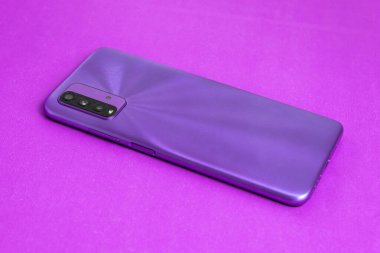 Renkli arkaplan üzerinde yeni cep telefonu