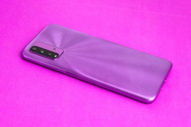 Renkli arkaplan üzerinde yeni cep telefonu