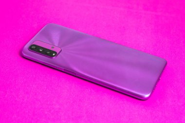 Renkli arkaplan üzerinde yeni cep telefonu