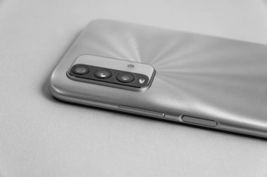 Renkli arkaplan üzerinde yeni cep telefonu