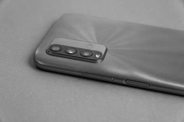 Renkli arkaplan üzerinde yeni cep telefonu