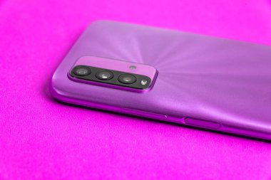 Renkli arkaplan üzerinde yeni cep telefonu