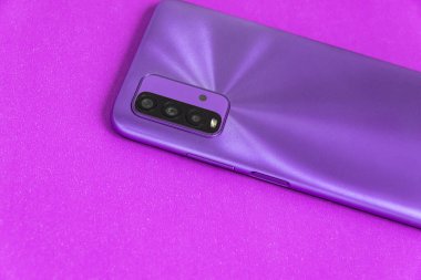 Renkli arkaplan üzerinde yeni cep telefonu