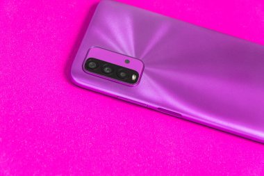 Renkli arkaplan üzerinde yeni cep telefonu