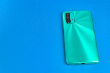 Renkli arkaplan üzerinde yeni cep telefonu