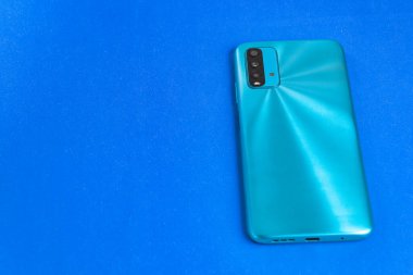 Renkli arkaplan üzerinde yeni cep telefonu
