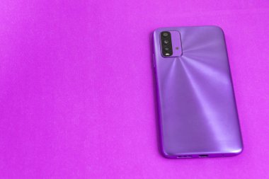 Renkli arkaplan üzerinde yeni cep telefonu