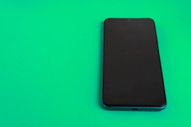 Renkli arkaplan üzerinde yeni cep telefonu