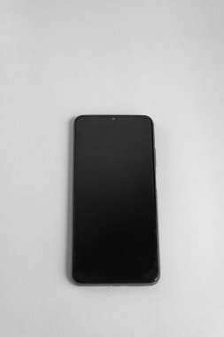 Renkli arkaplan üzerinde yeni cep telefonu