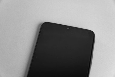 Renkli arkaplan üzerinde yeni cep telefonu